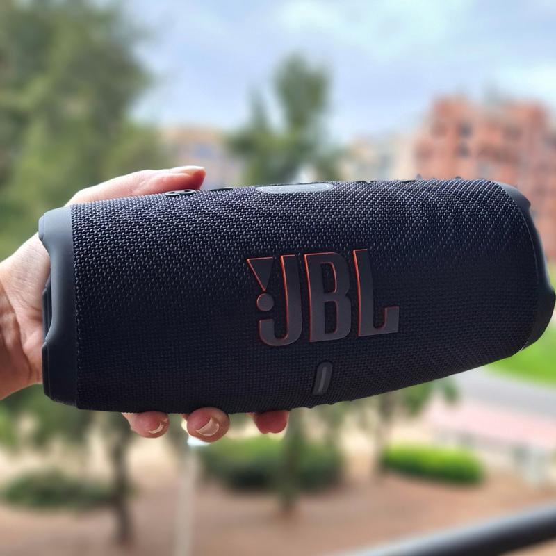JBL Charge 5 – Potencia, resistencia y libertad en un solo parlante